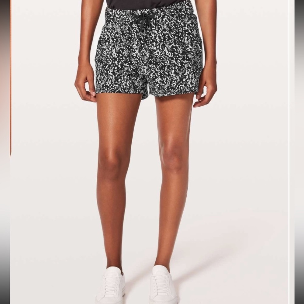 Lululemon On The Fly Shorts size 12